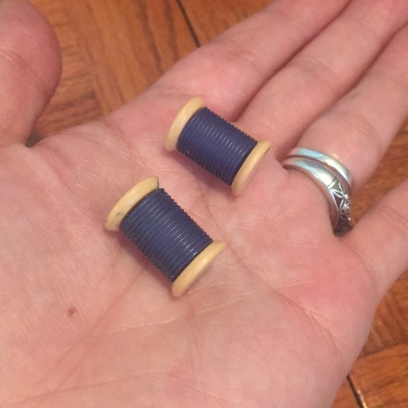 🍿TRADED🍿cutest spools of thread vintage earrings - Picture 6 of 9